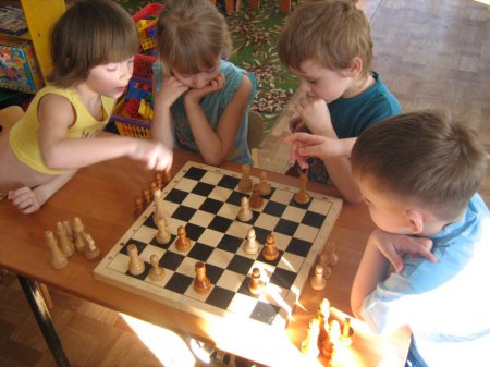 Шахматы развивают "навыки математики, контроль времени, пространственного ориентирования, стратегического мышления" 