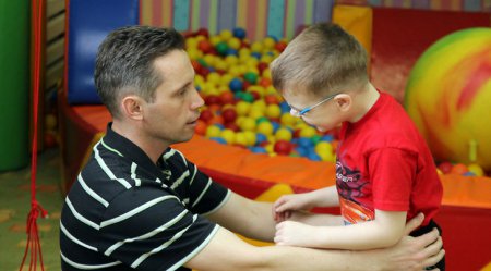 В школах России появятся помощники учителей для работы с детьми-инвалидами